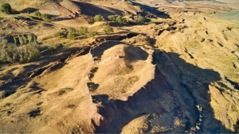Estruturas subterrâneas identificadas em formação rochosa, apontada como possível esconderijo da Arca de Noé, intrigam pesquisadores