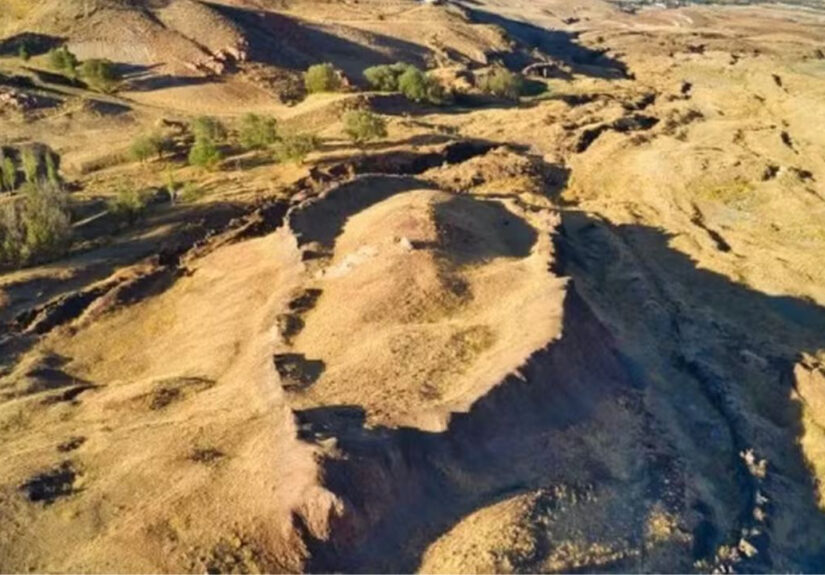 Estruturas subterrâneas identificadas em formação rochosa, apontada como possível esconderijo da Arca de Noé, intrigam pesquisadores