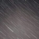Dakila Pesquisas explica os padrões das luzes misteriosas vistas no céu e revela por que muitos fenômenos diferem de aviões, satélites e drones.