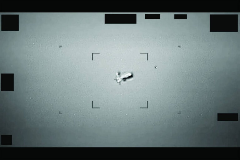 Nesta captura de tela de um vídeo gravado perto do Japão em 2024, observa-se um fenômeno anômalo não identificado (UAP) que se assemelha a um objeto em formato de bola de futebol americano