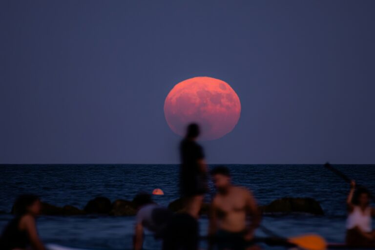 A Lua de Morango promete um espetáculo raro nos céus