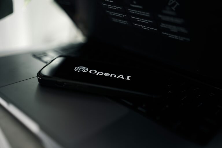Jornais processam OpenAI e Microsoft por uso de reportagens no treinamento de inteligência artificial