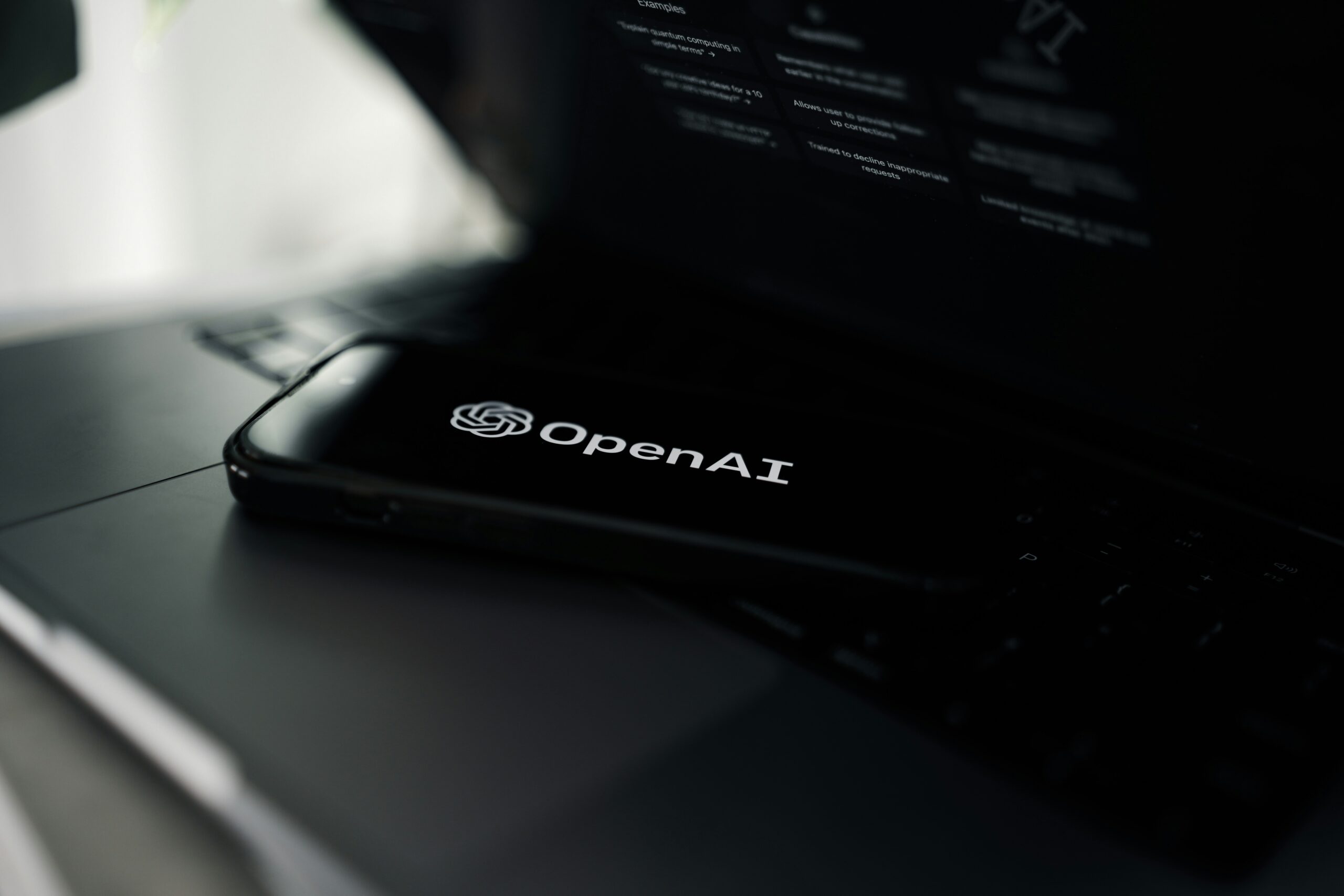 Jornais processam OpenAI e Microsoft por uso de reportagens no treinamento de inteligência artificial